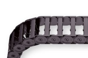 Nahaufnahme der schwarzen Kunststoff-Kabelträger UA1665-020-050 mit miteinander verbundenen Gliedern und kreisförmigen Gelenken, die eine geschwungene Form bilden, zur Führung und zum Schutz von Kabeln oder Schläuchen. Dargestellt auf weißem Hintergrund. Nahaufnahme der schwarzen Kunststoff-Kabelträger UA1665-020-050 mit miteinander verbundenen Gliedern und kreisförmigen Gelenken, die eine geschwungene Form bilden, zur Führung und zum Schutz von Kabeln oder Schläuchen. Dargestellt auf weißem Hintergrund.