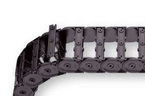 Close-up van een zwarte UA1665-030-050 kabeldrager, gebruikt om kabels en slangen te geleiden en te beschermen in geautomatiseerde machines. De drager is gedeeltelijk gebogen tegen een witte achtergrond.