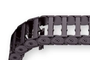 Gebogen doorsnede van een zwarte kunststof kabeldrager UA1665-040-050 voor het geleiden en beschermen van kabels en slangen in machines, weergegeven op een witte achtergrond. Compatibel met Icotek of Reiku systemen.